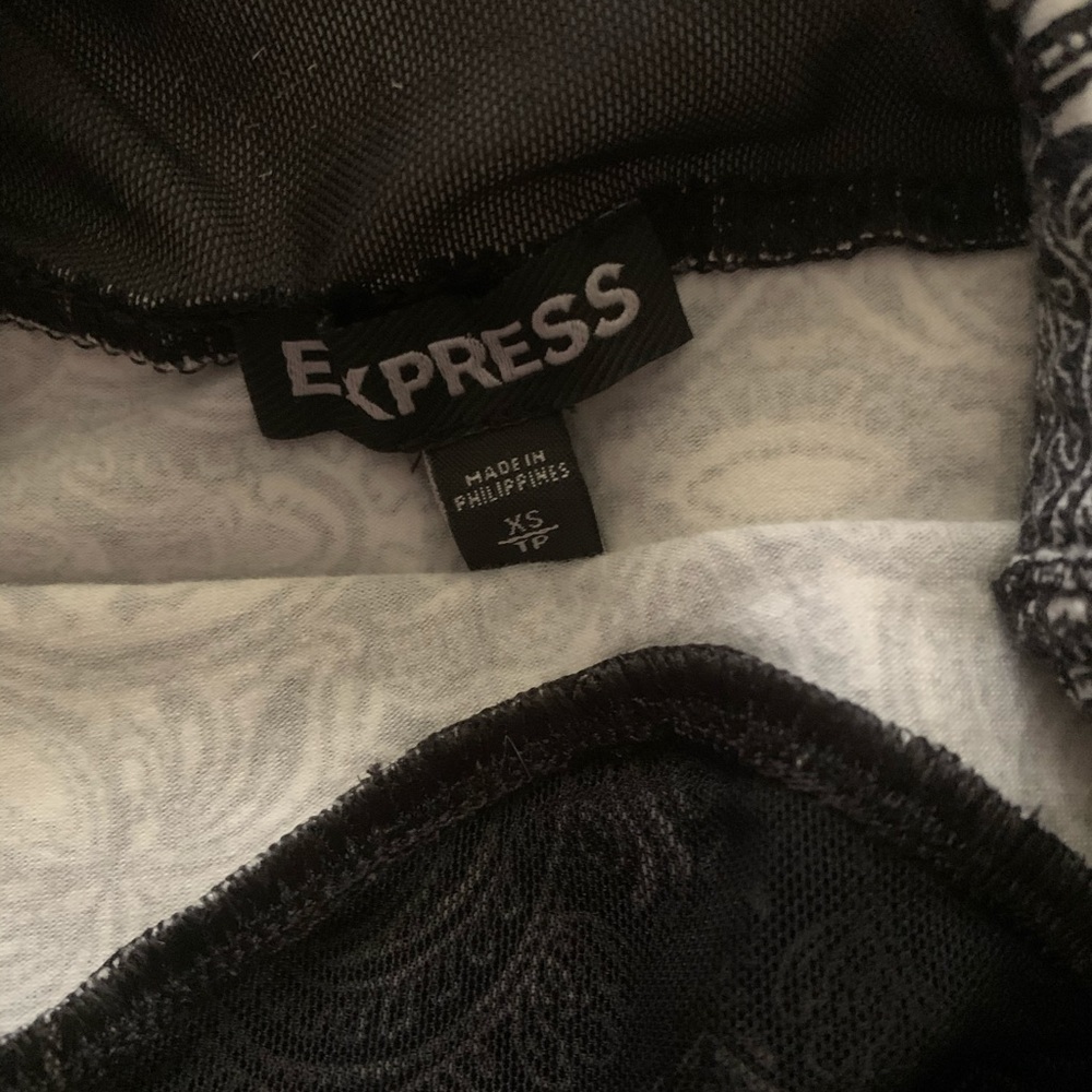 EXPRESS PAISLEY MESH SLEEVELESS SHIRT - Picture 3 of 4